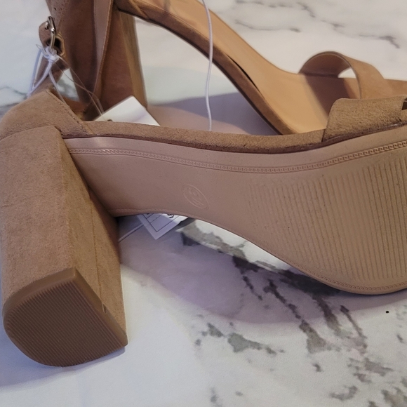 Trendy heeled sandals - Picture 3 of 3